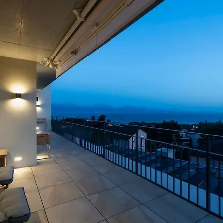 Contemporary Penthouse With Cinema And Breath-taking Lakeview