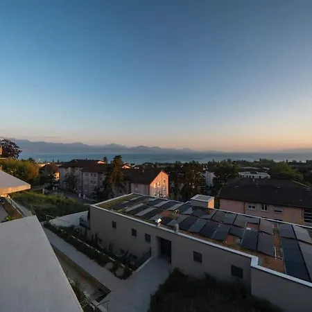 Contemporary Penthouse With Cinema And Breath-taking Lakeview アパート *