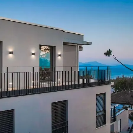 Contemporary Penthouse With Cinema And Breath-taking Lakeview