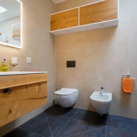 Contemporary Penthouse With Cinema And Breath-taking Lakeview アパート *