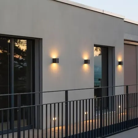 Contemporary Penthouse With Cinema And Breath-taking Lakeview アパート