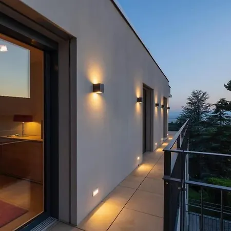 Contemporary Penthouse With Cinema And Breath-taking Lakeview