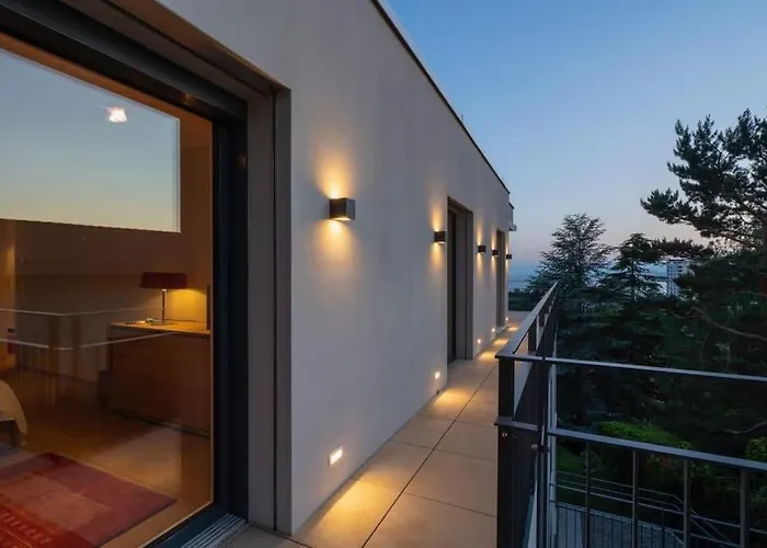 Contemporary Penthouse With Cinema And Breath-taking Lakeview