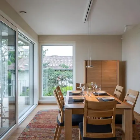 Contemporary Penthouse With Cinema And Breath-taking Lakeview דירה