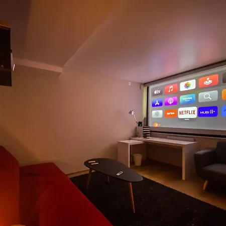 דירה Contemporary Penthouse With Cinema And Breath-taking Lakeview